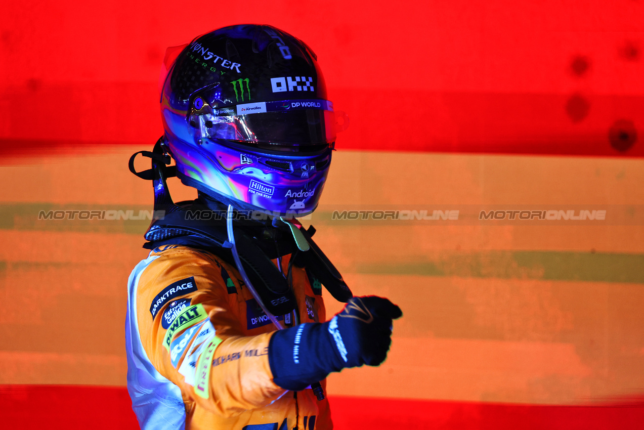 GP SINGAPORE, Gara winner Lando Norris (GBR) McLaren celebrates in parc ferme.

22.09.2024. Formula 1 World Championship, Rd 18, Singapore Grand Prix, Marina Bay Street Circuit, Singapore, Gara Day.

- www.xpbimages.com, EMail: requests@xpbimages.com © Copyright: Batchelor / XPB Images