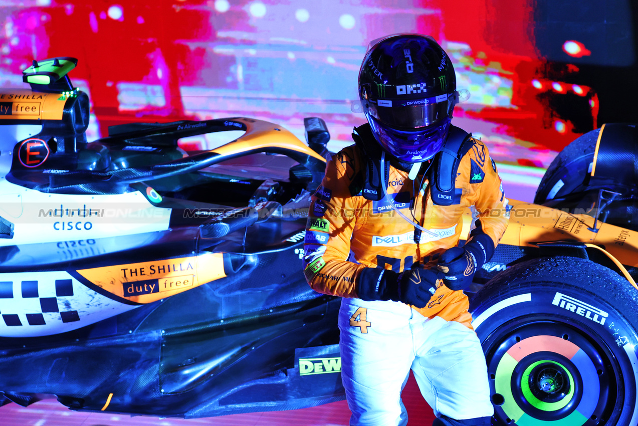 GP SINGAPORE, Gara winner Lando Norris (GBR) McLaren celebrates in parc ferme.

22.09.2024. Formula 1 World Championship, Rd 18, Singapore Grand Prix, Marina Bay Street Circuit, Singapore, Gara Day.

- www.xpbimages.com, EMail: requests@xpbimages.com © Copyright: Batchelor / XPB Images