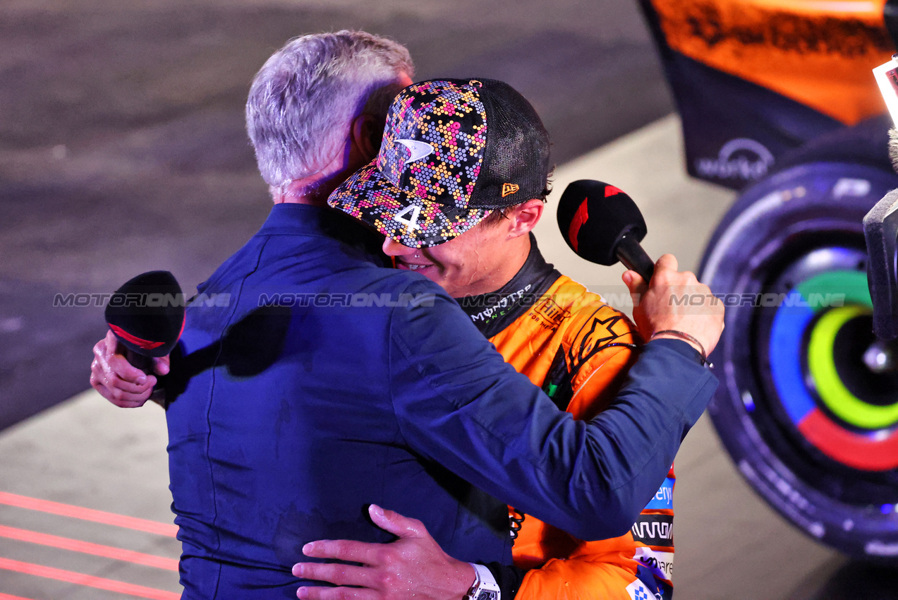 GP SINGAPORE, Gara winner Lando Norris (GBR) McLaren with David Coulthard (GBR) Channel 4 F1 Commentator in parc ferme.

22.09.2024. Formula 1 World Championship, Rd 18, Singapore Grand Prix, Marina Bay Street Circuit, Singapore, Gara Day.

- www.xpbimages.com, EMail: requests@xpbimages.com © Copyright: Batchelor / XPB Images