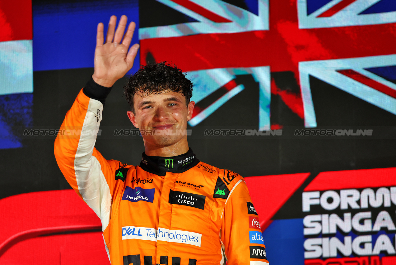 GP SINGAPORE, Gara winner Lando Norris (GBR) McLaren celebrates on the podium.

22.09.2024. Formula 1 World Championship, Rd 18, Singapore Grand Prix, Marina Bay Street Circuit, Singapore, Gara Day.

- www.xpbimages.com, EMail: requests@xpbimages.com © Copyright: Batchelor / XPB Images