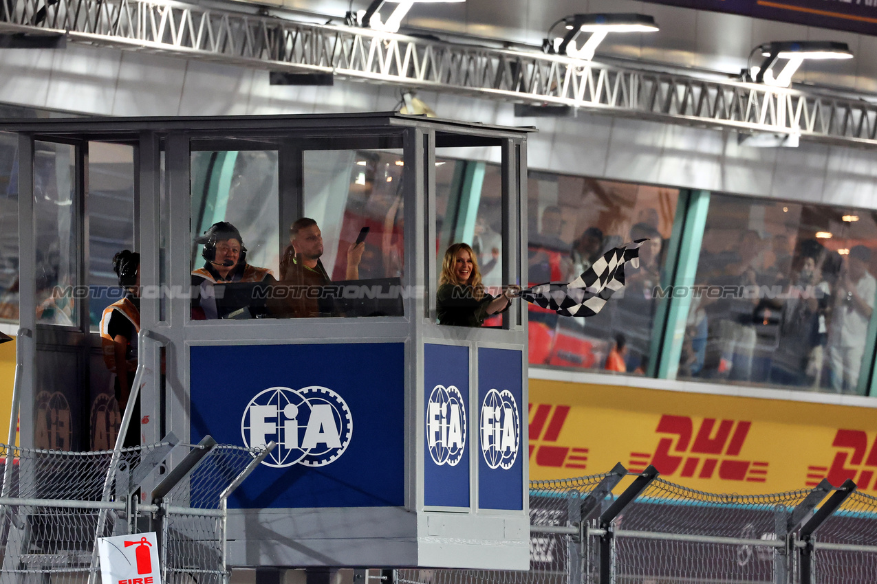 GP SINGAPORE, Kylie Minogue (AUS) Singer waves the chequered flag at the end of the race.

22.09.2024. Formula 1 World Championship, Rd 18, Singapore Grand Prix, Marina Bay Street Circuit, Singapore, Gara Day.

- www.xpbimages.com, EMail: requests@xpbimages.com © Copyright: Moy / XPB Images