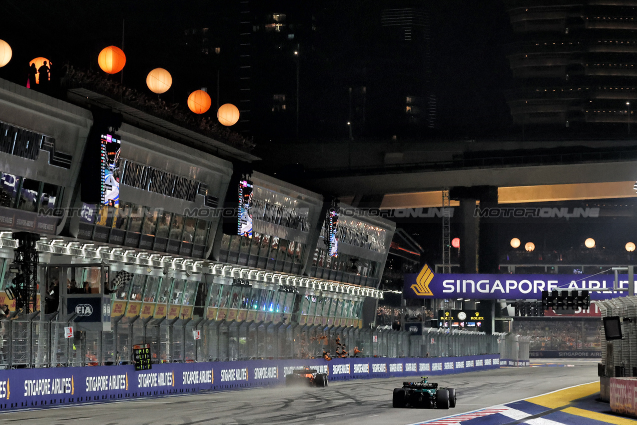 GP SINGAPORE, Gara winner Lando Norris (GBR) McLaren MCL38 takes the chequered flag at the end of the race.

22.09.2024. Formula 1 World Championship, Rd 18, Singapore Grand Prix, Marina Bay Street Circuit, Singapore, Gara Day.

- www.xpbimages.com, EMail: requests@xpbimages.com © Copyright: Moy / XPB Images