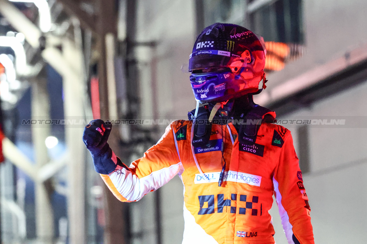 GP SINGAPORE, Lando Norris (GBR), McLaren F1 Team 
22.09.2024. Formula 1 World Championship, Rd 18, Singapore Grand Prix, Marina Bay Street Circuit, Singapore, Gara Day.
- www.xpbimages.com, EMail: requests@xpbimages.com © Copyright: Charniaux / XPB Images