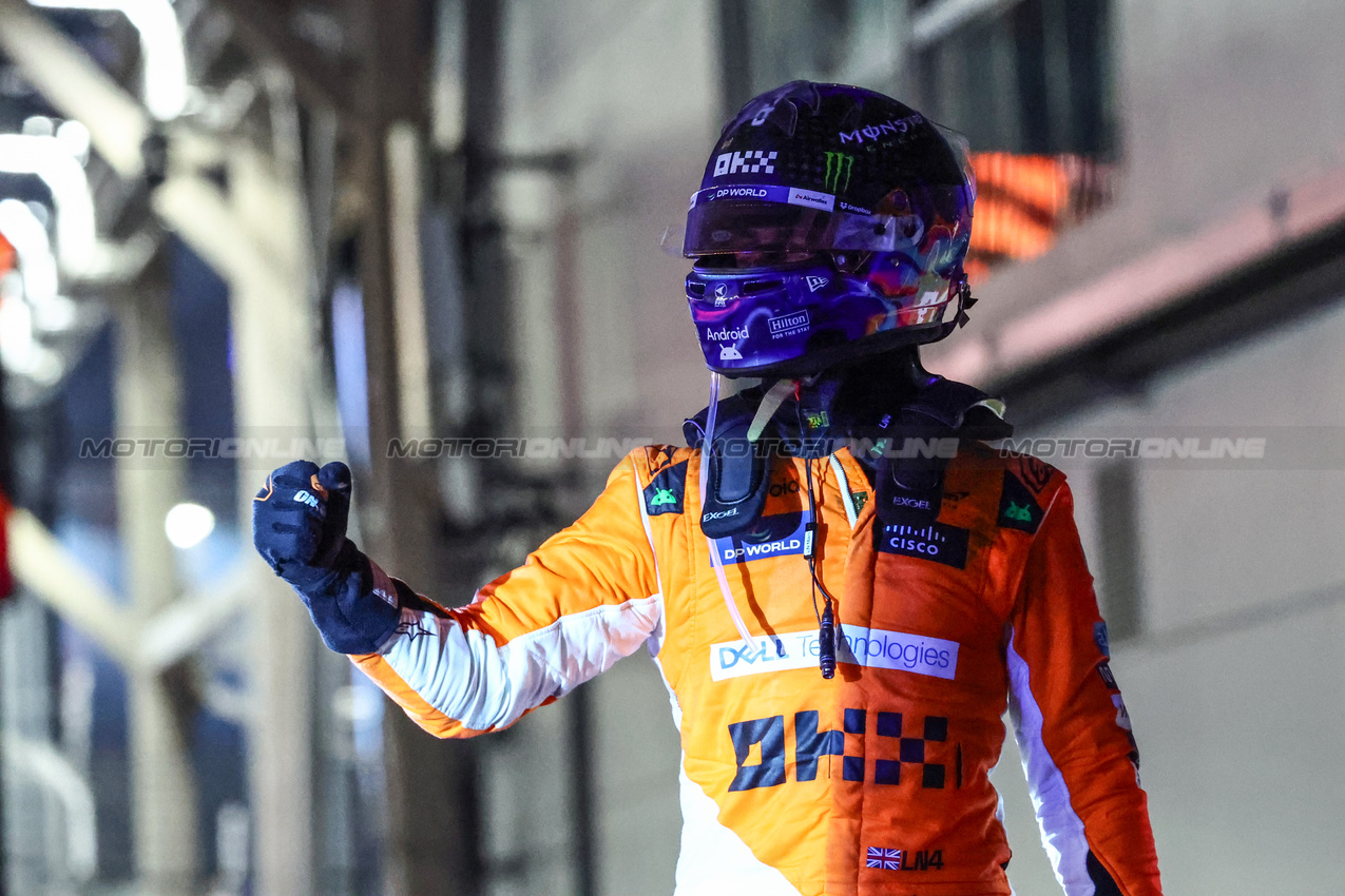 GP SINGAPORE, Lando Norris (GBR), McLaren F1 Team 
22.09.2024. Formula 1 World Championship, Rd 18, Singapore Grand Prix, Marina Bay Street Circuit, Singapore, Gara Day.
- www.xpbimages.com, EMail: requests@xpbimages.com © Copyright: Charniaux / XPB Images