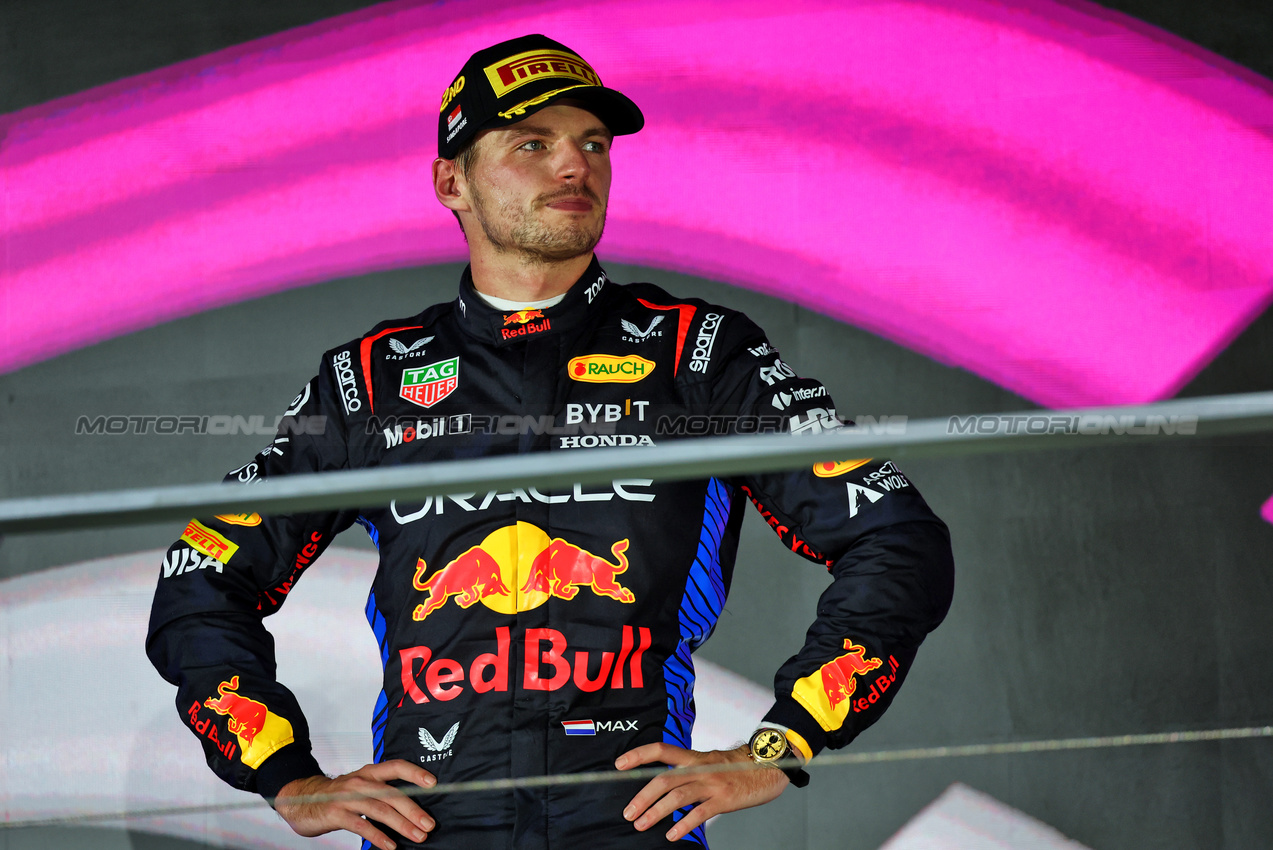 GP SINGAPORE, Max Verstappen (NLD) Red Bull Racing celebrates his second position on the podium.

22.09.2024. Formula 1 World Championship, Rd 18, Singapore Grand Prix, Marina Bay Street Circuit, Singapore, Gara Day.

- www.xpbimages.com, EMail: requests@xpbimages.com © Copyright: Batchelor / XPB Images