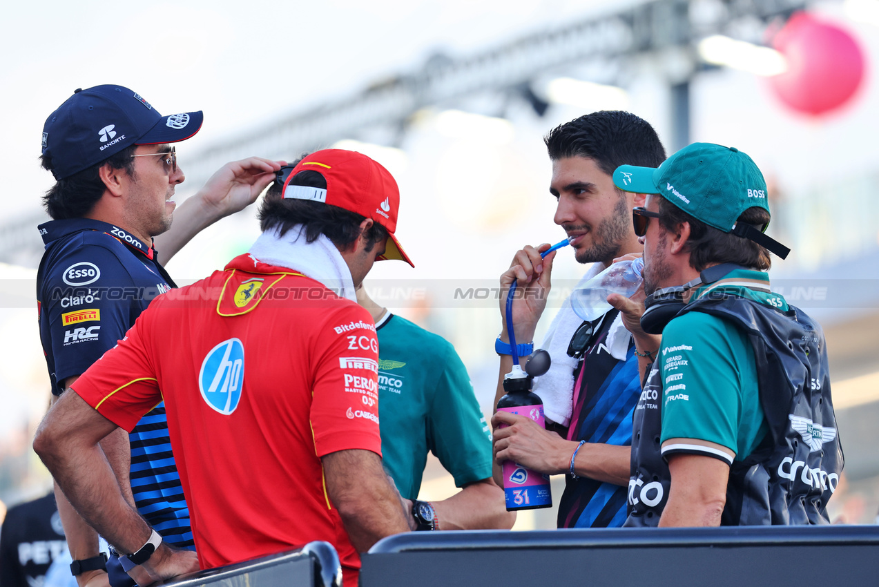 GP SINGAPORE, (L to R): Sergio Perez (MEX) Red Bull Racing; Carlos Sainz Jr (ESP) Ferrari; Esteban Ocon (FRA) Alpine F1 Team; e Fernando Alonso (ESP) Aston Martin F1 Team, on the drivers' parade.

22.09.2024. Formula 1 World Championship, Rd 18, Singapore Grand Prix, Marina Bay Street Circuit, Singapore, Gara Day.

- www.xpbimages.com, EMail: requests@xpbimages.com © Copyright: Batchelor / XPB Images