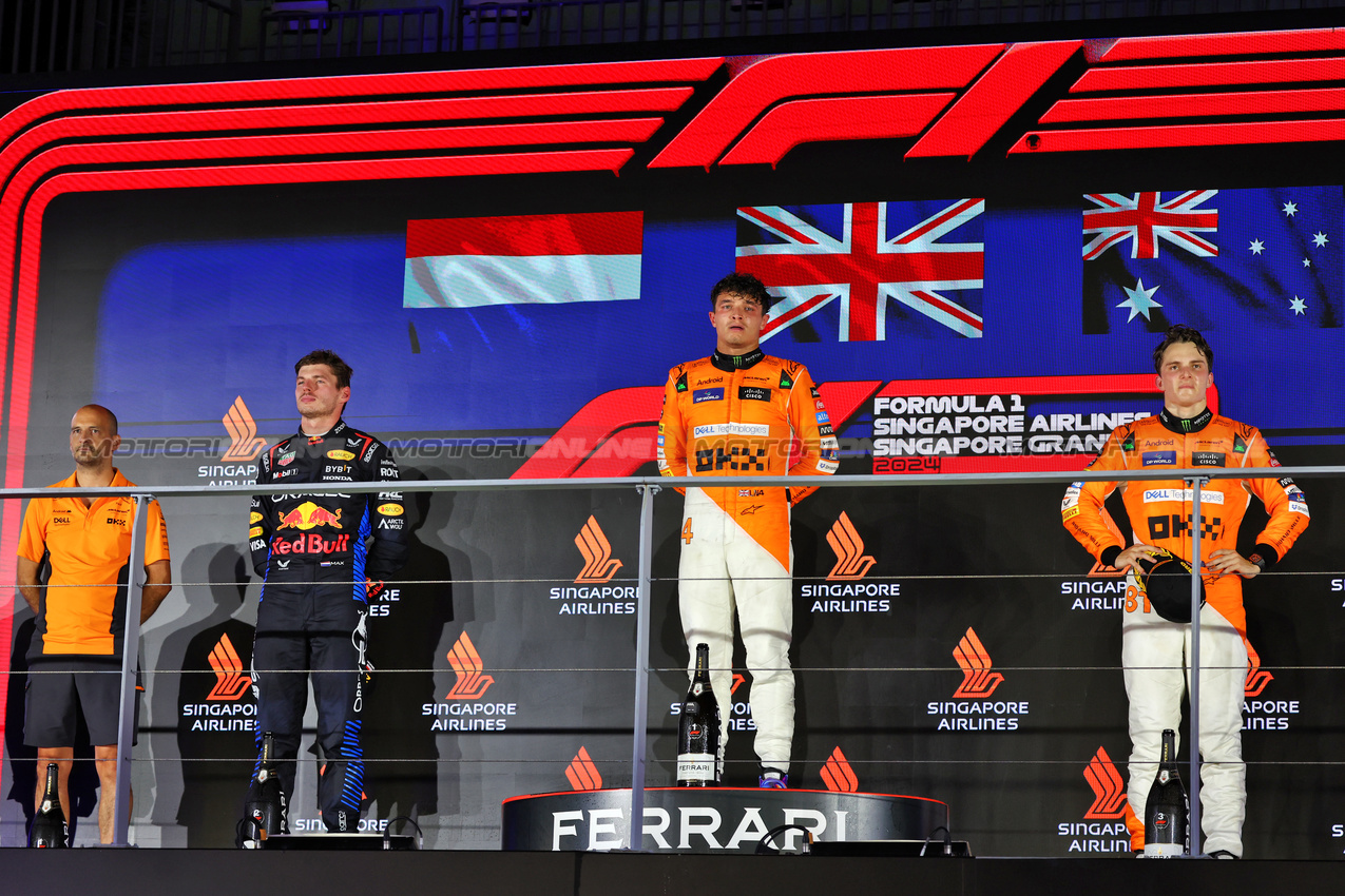 GP SINGAPORE, The podium (L to R): Max Verstappen (NLD) Red Bull Racing, second; Lando Norris (GBR) McLaren, vincitore; Oscar Piastri (AUS) McLaren, third.

22.09.2024. Formula 1 World Championship, Rd 18, Singapore Grand Prix, Marina Bay Street Circuit, Singapore, Gara Day.

- www.xpbimages.com, EMail: requests@xpbimages.com © Copyright: Batchelor / XPB Images