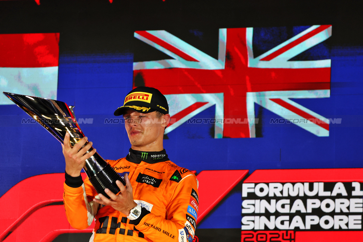 GP SINGAPORE, Gara winner Lando Norris (GBR) McLaren celebrates on the podium.

22.09.2024. Formula 1 World Championship, Rd 18, Singapore Grand Prix, Marina Bay Street Circuit, Singapore, Gara Day.

- www.xpbimages.com, EMail: requests@xpbimages.com © Copyright: Batchelor / XPB Images