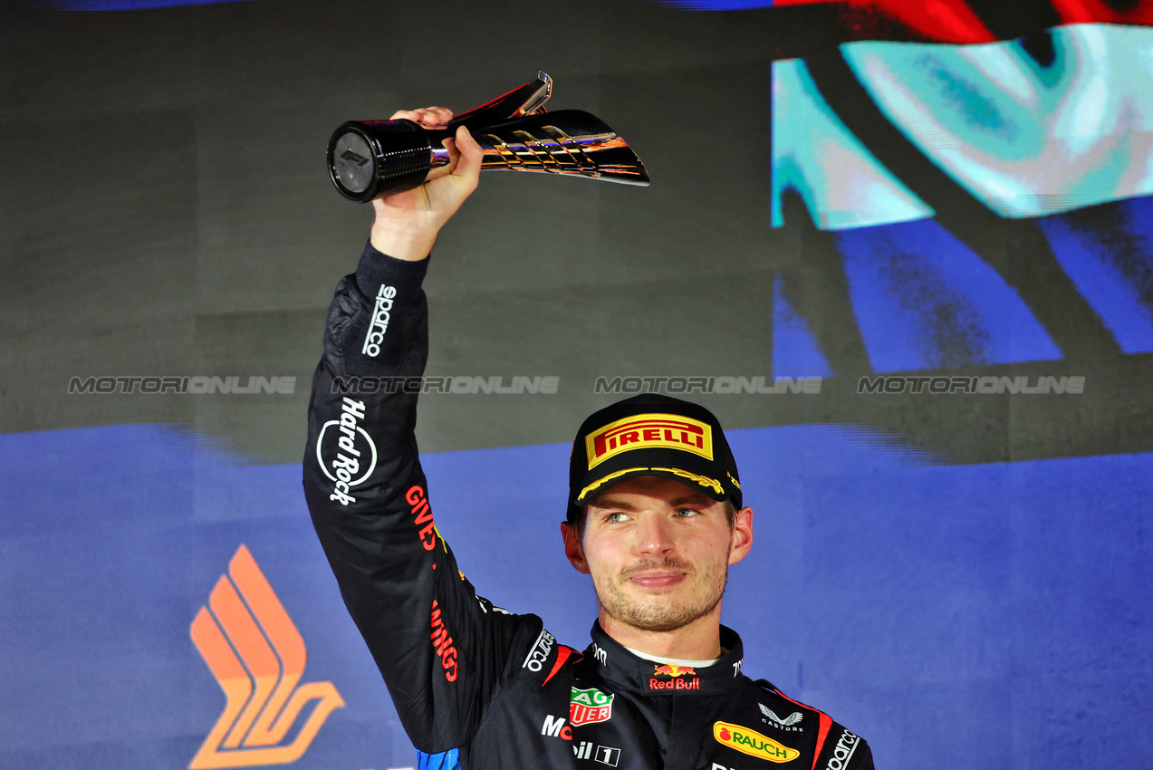 GP SINGAPORE, Max Verstappen (NLD) Red Bull Racing celebrates his second position on the podium.

22.09.2024. Formula 1 World Championship, Rd 18, Singapore Grand Prix, Marina Bay Street Circuit, Singapore, Gara Day.

- www.xpbimages.com, EMail: requests@xpbimages.com © Copyright: Batchelor / XPB Images