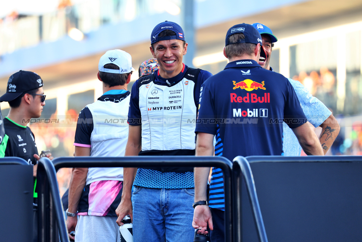 GP SINGAPORE, Alexander Albon (THA) Williams Racing with Max Verstappen (NLD) Red Bull Racing e Daniel Ricciardo (AUS) RB on the drivers' parade.

22.09.2024. Formula 1 World Championship, Rd 18, Singapore Grand Prix, Marina Bay Street Circuit, Singapore, Gara Day.

- www.xpbimages.com, EMail: requests@xpbimages.com © Copyright: Batchelor / XPB Images