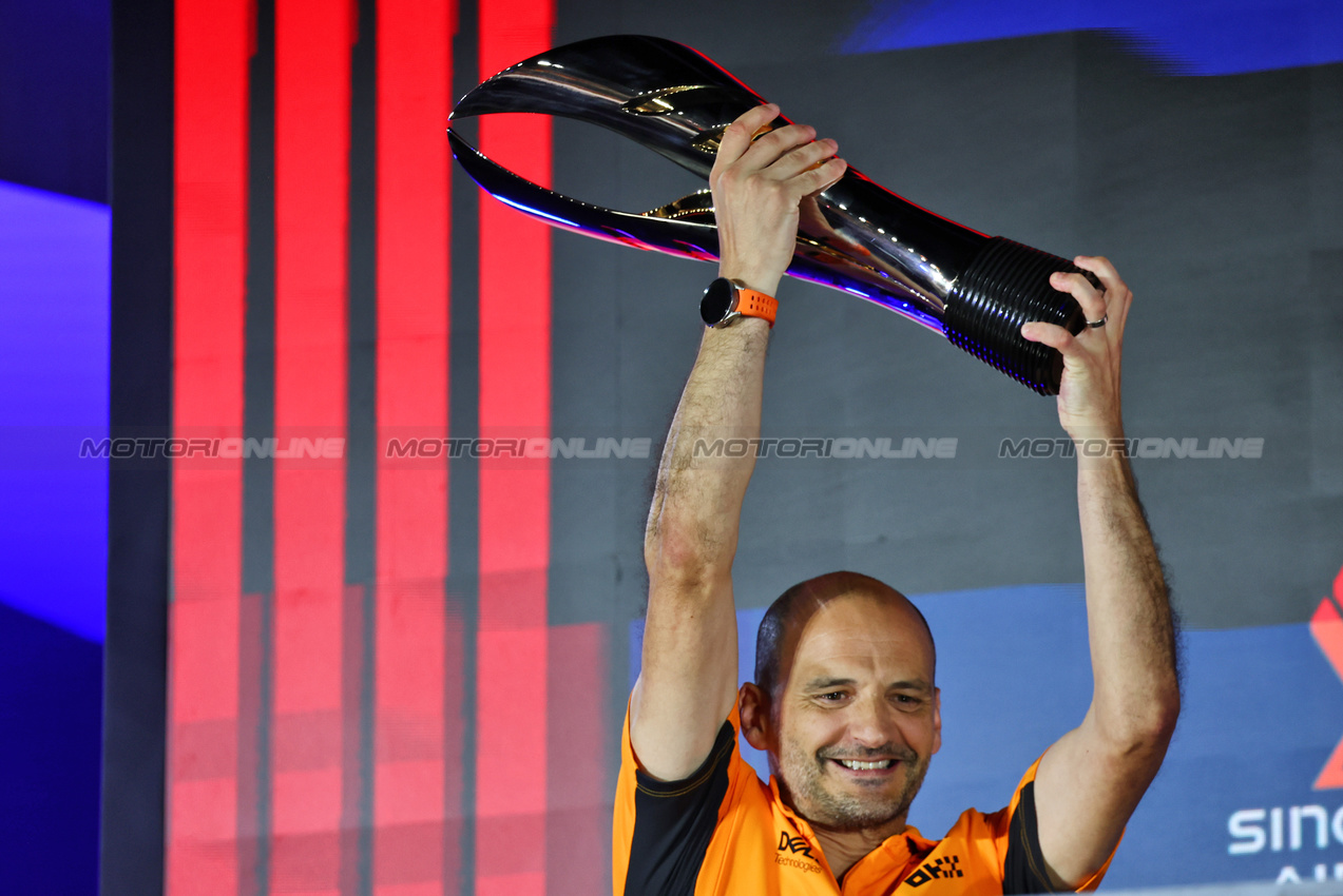 GP SINGAPORE, Paul Barnes (GBR) McLaren Director of Support e Logistics celebrates on the podium.

22.09.2024. Formula 1 World Championship, Rd 18, Singapore Grand Prix, Marina Bay Street Circuit, Singapore, Gara Day.

- www.xpbimages.com, EMail: requests@xpbimages.com © Copyright: Batchelor / XPB Images