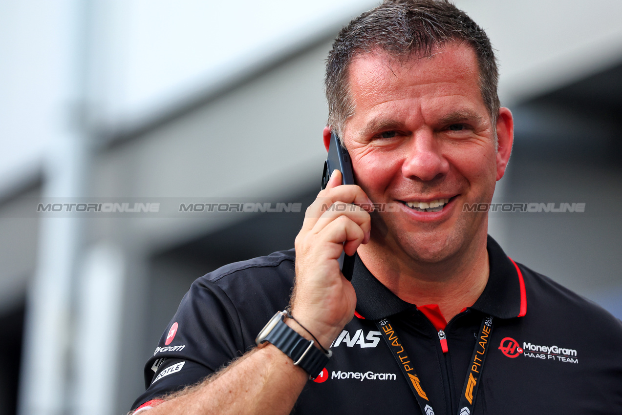 GP SINGAPORE, Peter Crolla (GBR) Haas F1 Team Team Manager.

22.09.2024. Formula 1 World Championship, Rd 18, Singapore Grand Prix, Marina Bay Street Circuit, Singapore, Gara Day.

- www.xpbimages.com, EMail: requests@xpbimages.com © Copyright: Batchelor / XPB Images