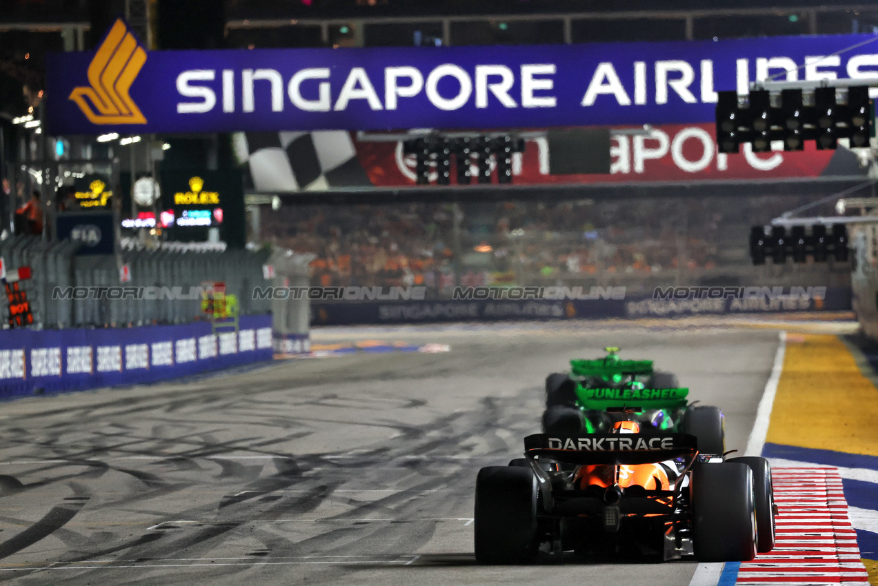 GP SINGAPORE, Oscar Piastri (AUS) McLaren MCL38.

22.09.2024. Formula 1 World Championship, Rd 18, Singapore Grand Prix, Marina Bay Street Circuit, Singapore, Gara Day.

- www.xpbimages.com, EMail: requests@xpbimages.com © Copyright: Moy / XPB Images