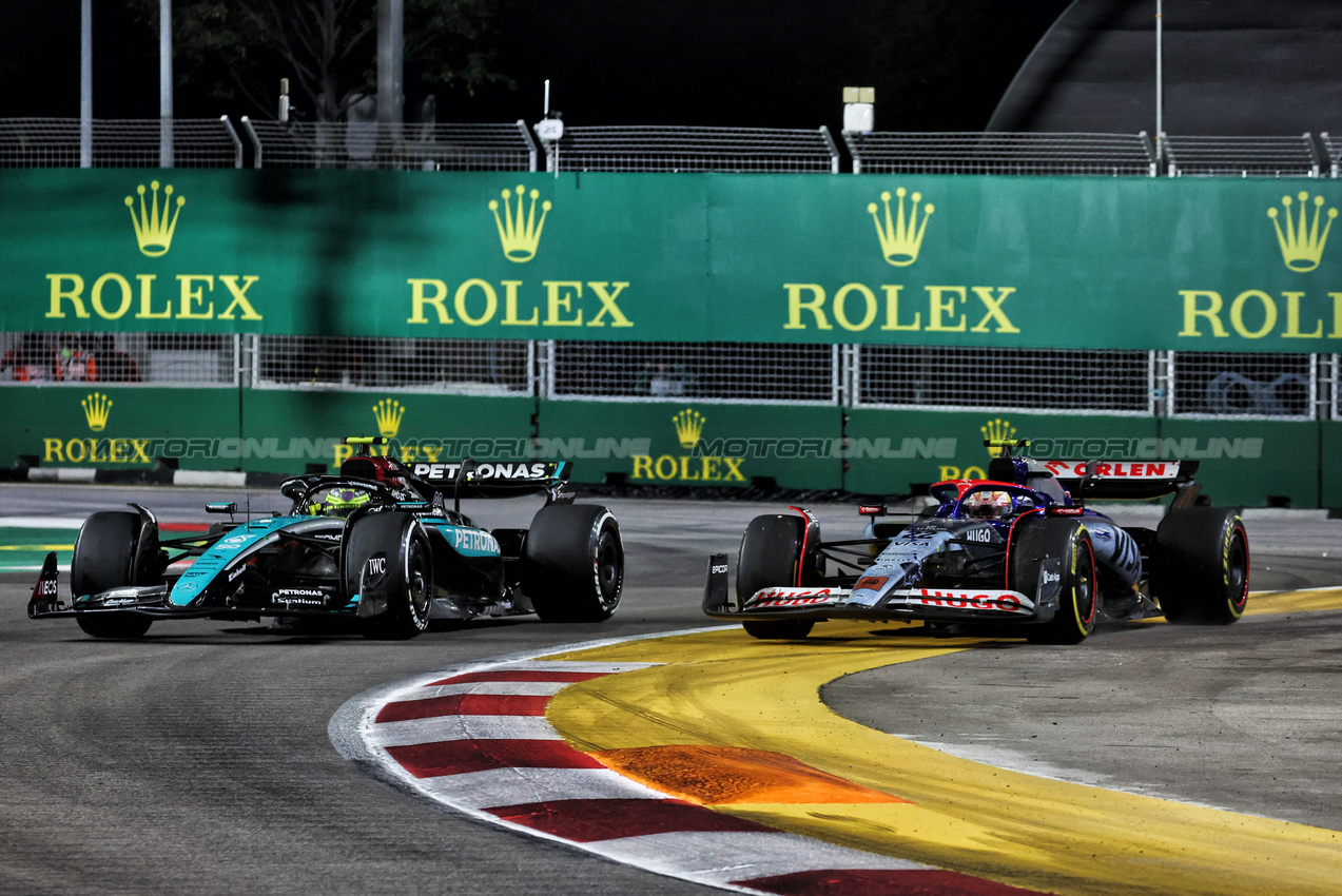 GP SINGAPORE, Lewis Hamilton (GBR) Mercedes AMG F1 W15 e Yuki Tsunoda (JPN) RB VCARB 01 battle for position.

22.09.2024. Formula 1 World Championship, Rd 18, Singapore Grand Prix, Marina Bay Street Circuit, Singapore, Gara Day.

- www.xpbimages.com, EMail: requests@xpbimages.com © Copyright: Moy / XPB Images