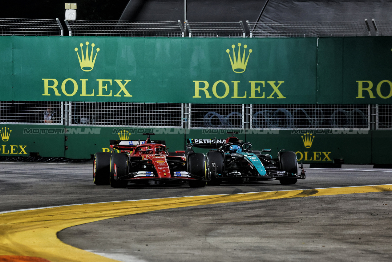 GP SINGAPORE, Charles Leclerc (MON) Ferrari SF-24 e George Russell (GBR) Mercedes AMG F1 W15 battle for position.

22.09.2024. Formula 1 World Championship, Rd 18, Singapore Grand Prix, Marina Bay Street Circuit, Singapore, Gara Day.

- www.xpbimages.com, EMail: requests@xpbimages.com © Copyright: Moy / XPB Images