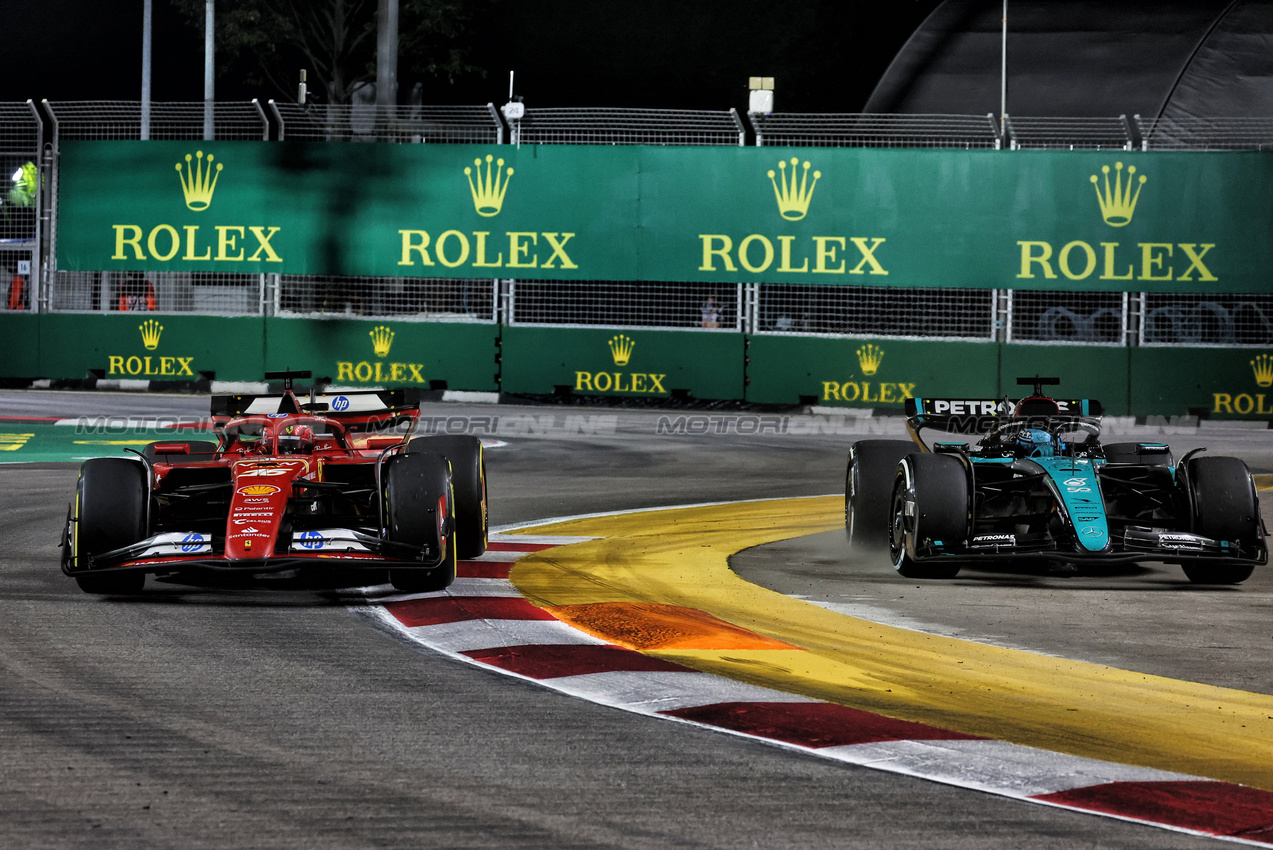 GP SINGAPORE, Charles Leclerc (MON) Ferrari SF-24 e George Russell (GBR) Mercedes AMG F1 W15 battle for position.

22.09.2024. Formula 1 World Championship, Rd 18, Singapore Grand Prix, Marina Bay Street Circuit, Singapore, Gara Day.

- www.xpbimages.com, EMail: requests@xpbimages.com © Copyright: Moy / XPB Images