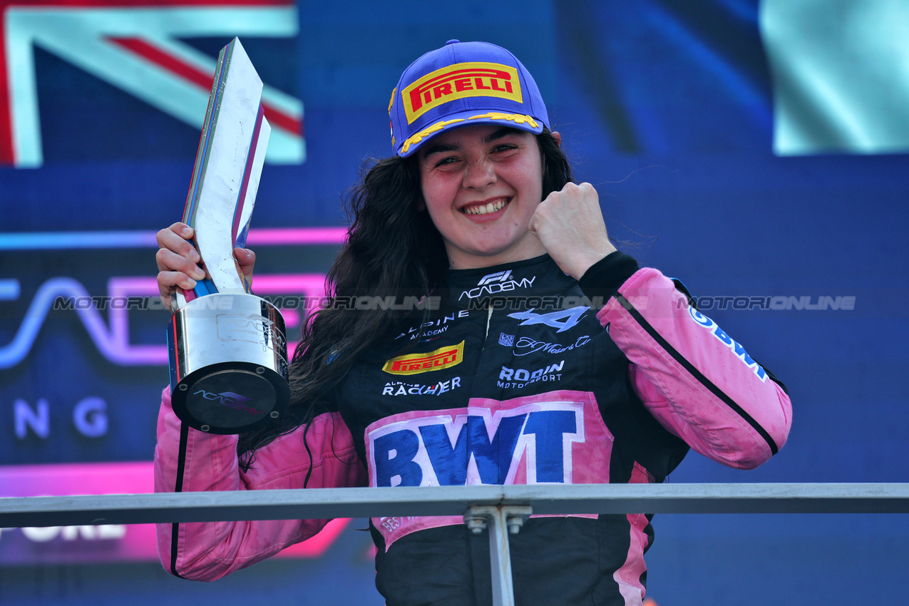 GP SINGAPORE, Gara winner Abbi Pulling (GBR) Rodin Motorsport celebrates on the podium.

22.09.2024. FIA Formula Academy, Rd 5, Gara 2, Marina Bay Street Circuit, Singapore, Domenica.

- www.xpbimages.com, EMail: requests@xpbimages.com Copyright: XPB Images