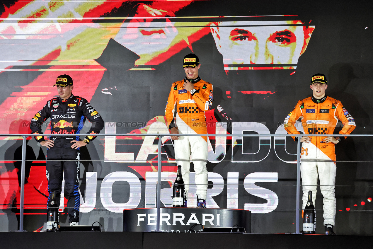 GP SINGAPORE, The podium (L to R): Max Verstappen (NLD) Red Bull Racing, second; Lando Norris (GBR) McLaren, vincitore; Oscar Piastri (AUS) McLaren, third.

22.09.2024. Formula 1 World Championship, Rd 18, Singapore Grand Prix, Marina Bay Street Circuit, Singapore, Gara Day.

- www.xpbimages.com, EMail: requests@xpbimages.com © Copyright: Moy / XPB Images