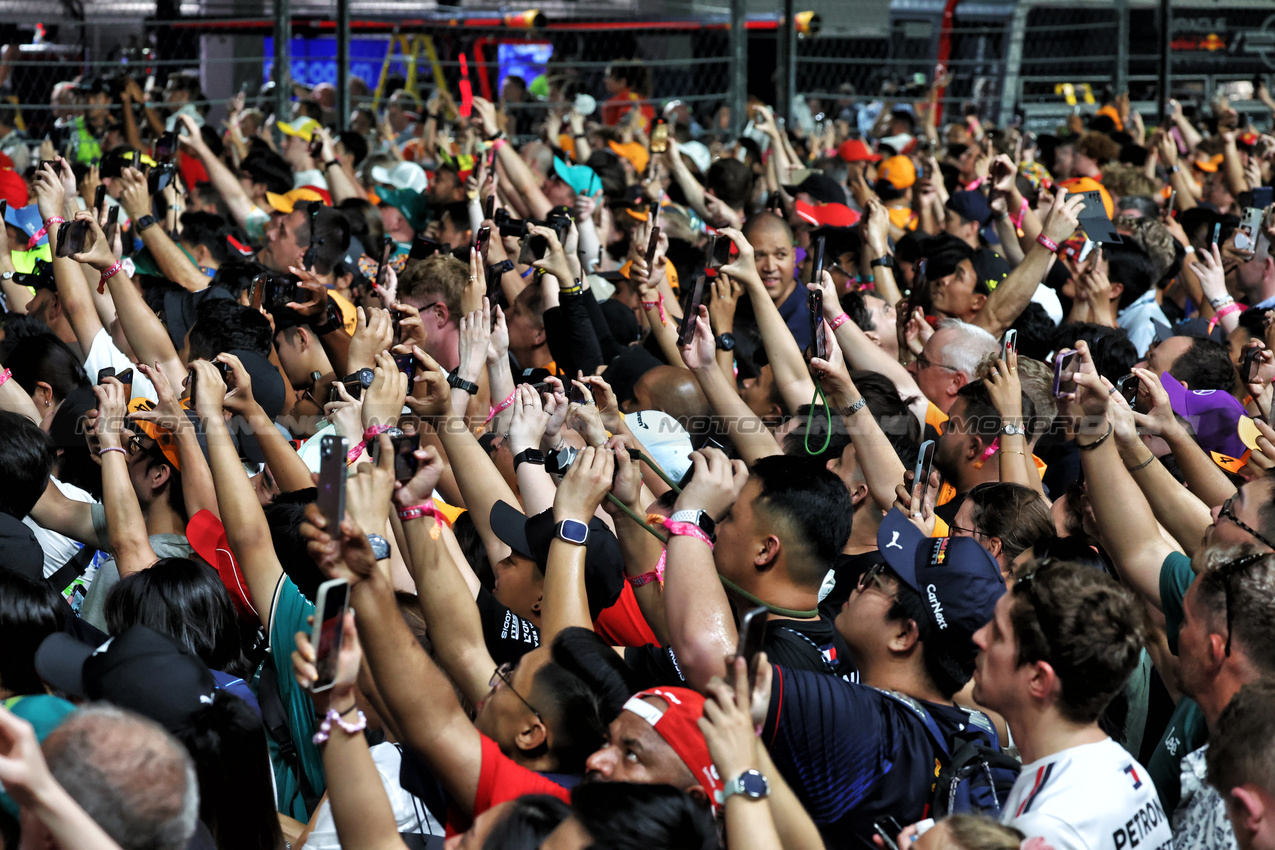 GP SINGAPORE, Circuit Atmosfera - fans on the circuit at the podium.

22.09.2024. Formula 1 World Championship, Rd 18, Singapore Grand Prix, Marina Bay Street Circuit, Singapore, Gara Day.

- www.xpbimages.com, EMail: requests@xpbimages.com © Copyright: Moy / XPB Images