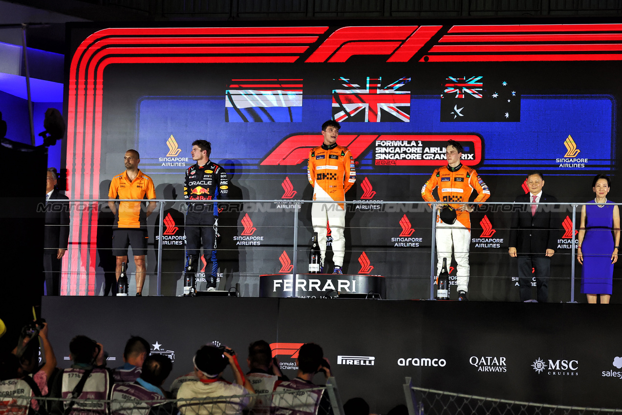 GP SINGAPORE, The podium (L to R): Max Verstappen (NLD) Red Bull Racing, second; Lando Norris (GBR) McLaren, vincitore; Oscar Piastri (AUS) McLaren, third.

22.09.2024. Formula 1 World Championship, Rd 18, Singapore Grand Prix, Marina Bay Street Circuit, Singapore, Gara Day.

- www.xpbimages.com, EMail: requests@xpbimages.com © Copyright: Moy / XPB Images