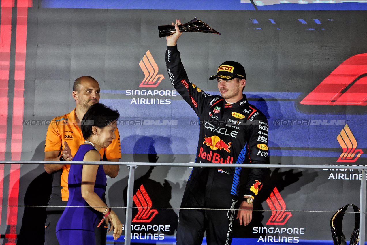 GP SINGAPORE, Max Verstappen (NLD) Red Bull Racing celebrates his second position on the podium.

22.09.2024. Formula 1 World Championship, Rd 18, Singapore Grand Prix, Marina Bay Street Circuit, Singapore, Gara Day.

- www.xpbimages.com, EMail: requests@xpbimages.com © Copyright: Moy / XPB Images