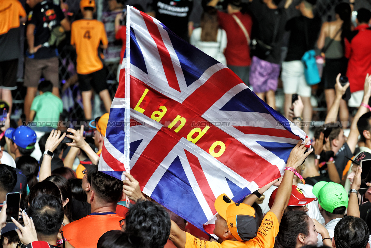 GP SINGAPORE, Circuit Atmosfera - fans on the circuit at the podium.

22.09.2024. Formula 1 World Championship, Rd 18, Singapore Grand Prix, Marina Bay Street Circuit, Singapore, Gara Day.

- www.xpbimages.com, EMail: requests@xpbimages.com © Copyright: Moy / XPB Images