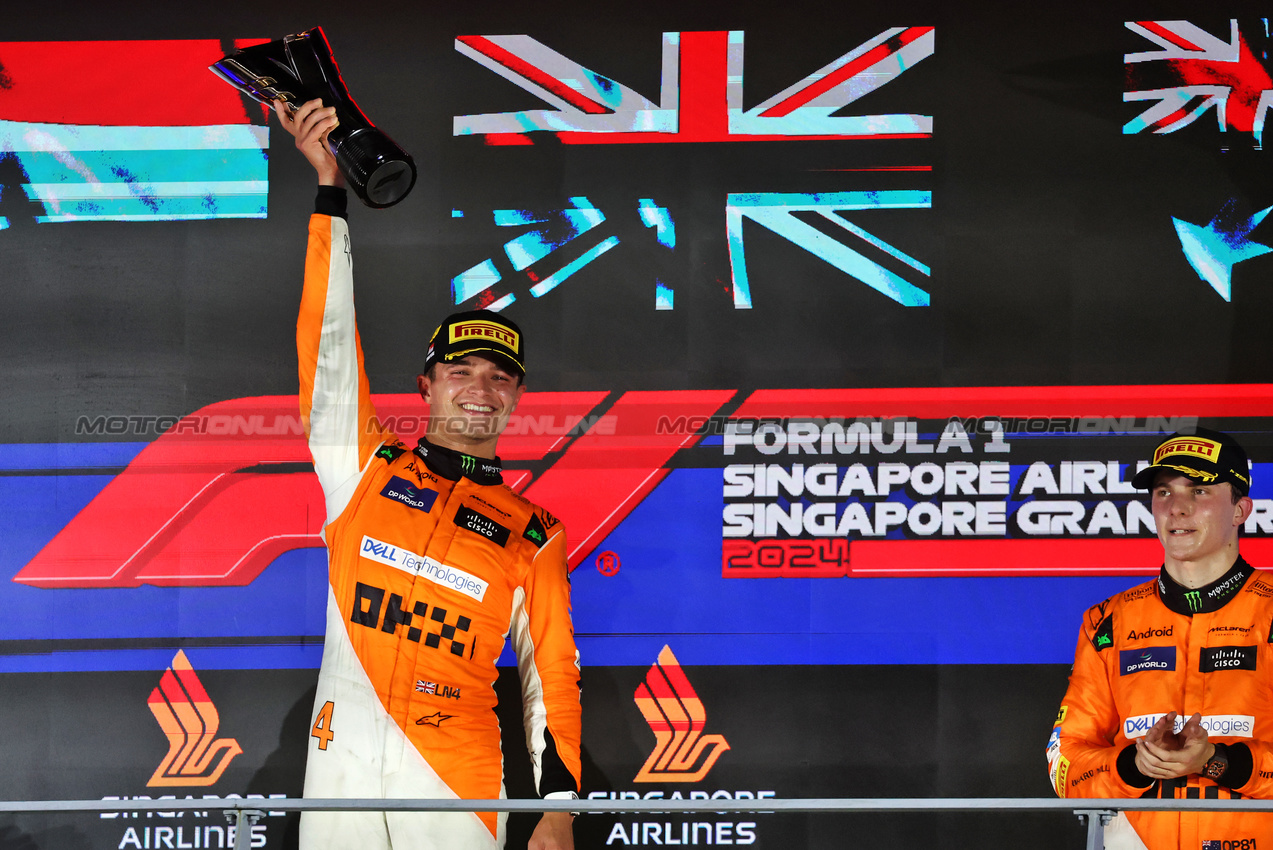 GP SINGAPORE, (L to R): Gara winner Lando Norris (GBR) McLaren celebrates on the podium with third placed team mate Oscar Piastri (AUS) McLaren.

22.09.2024. Formula 1 World Championship, Rd 18, Singapore Grand Prix, Marina Bay Street Circuit, Singapore, Gara Day.

- www.xpbimages.com, EMail: requests@xpbimages.com © Copyright: Moy / XPB Images