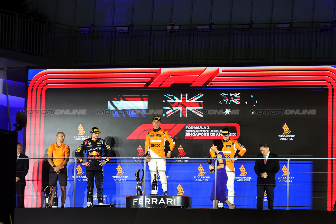 GP SINGAPORE, The podium (L to R): Max Verstappen (NLD) Red Bull Racing, second; Lando Norris (GBR) McLaren, vincitore; Oscar Piastri (AUS) McLaren, third.

22.09.2024. Formula 1 World Championship, Rd 18, Singapore Grand Prix, Marina Bay Street Circuit, Singapore, Gara Day.

- www.xpbimages.com, EMail: requests@xpbimages.com © Copyright: Moy / XPB Images