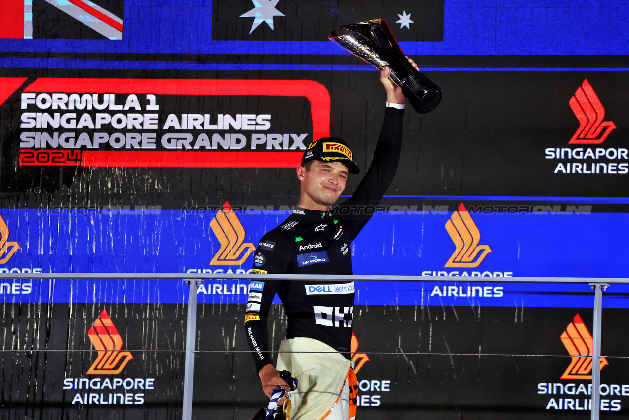 GP SINGAPORE, Gara winner Lando Norris (GBR) McLaren celebrates on the podium.

22.09.2024. Formula 1 World Championship, Rd 18, Singapore Grand Prix, Marina Bay Street Circuit, Singapore, Gara Day.

- www.xpbimages.com, EMail: requests@xpbimages.com © Copyright: Moy / XPB Images