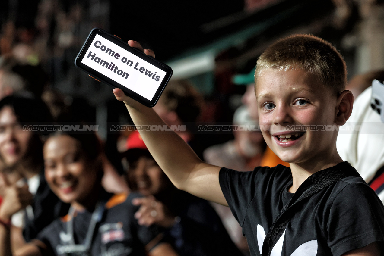 GP SINGAPORE, Circuit Atmosfera - a young fan.

22.09.2024. Formula 1 World Championship, Rd 18, Singapore Grand Prix, Marina Bay Street Circuit, Singapore, Gara Day.

- www.xpbimages.com, EMail: requests@xpbimages.com © Copyright: Moy / XPB Images