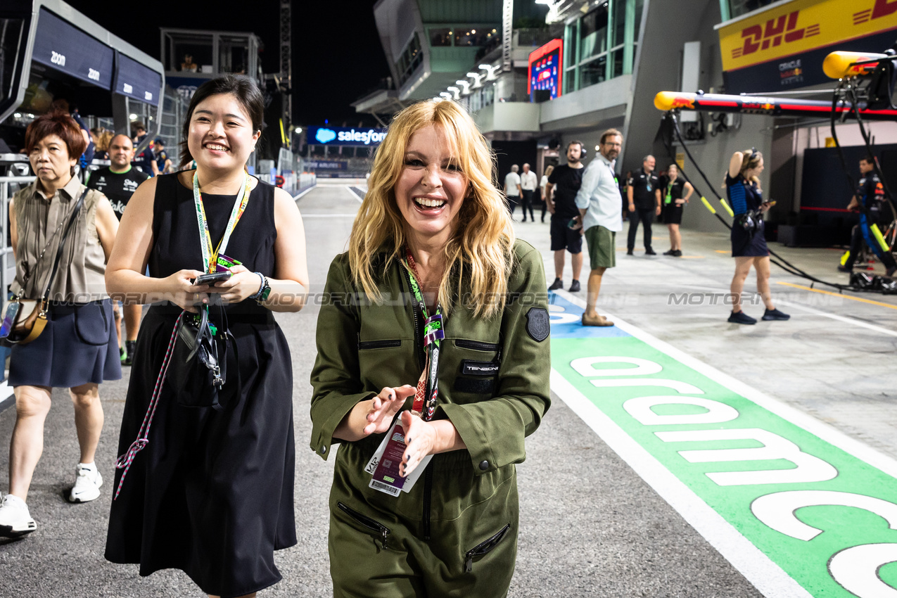 GP SINGAPORE, Kylie Minogue (AUS) Singer on the grid.

22.09.2024. Formula 1 World Championship, Rd 18, Singapore Grand Prix, Marina Bay Street Circuit, Singapore, Gara Day.

- www.xpbimages.com, EMail: requests@xpbimages.com © Copyright: Bearne / XPB Images