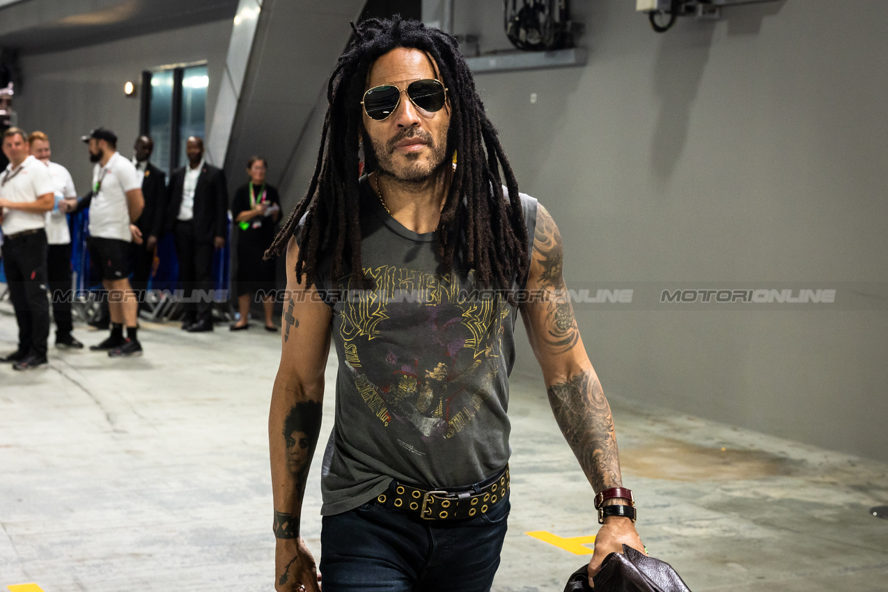 GP SINGAPORE, Lenny Kravitz (USA) Singer on the grid.

22.09.2024. Formula 1 World Championship, Rd 18, Singapore Grand Prix, Marina Bay Street Circuit, Singapore, Gara Day.

- www.xpbimages.com, EMail: requests@xpbimages.com © Copyright: Bearne / XPB Images