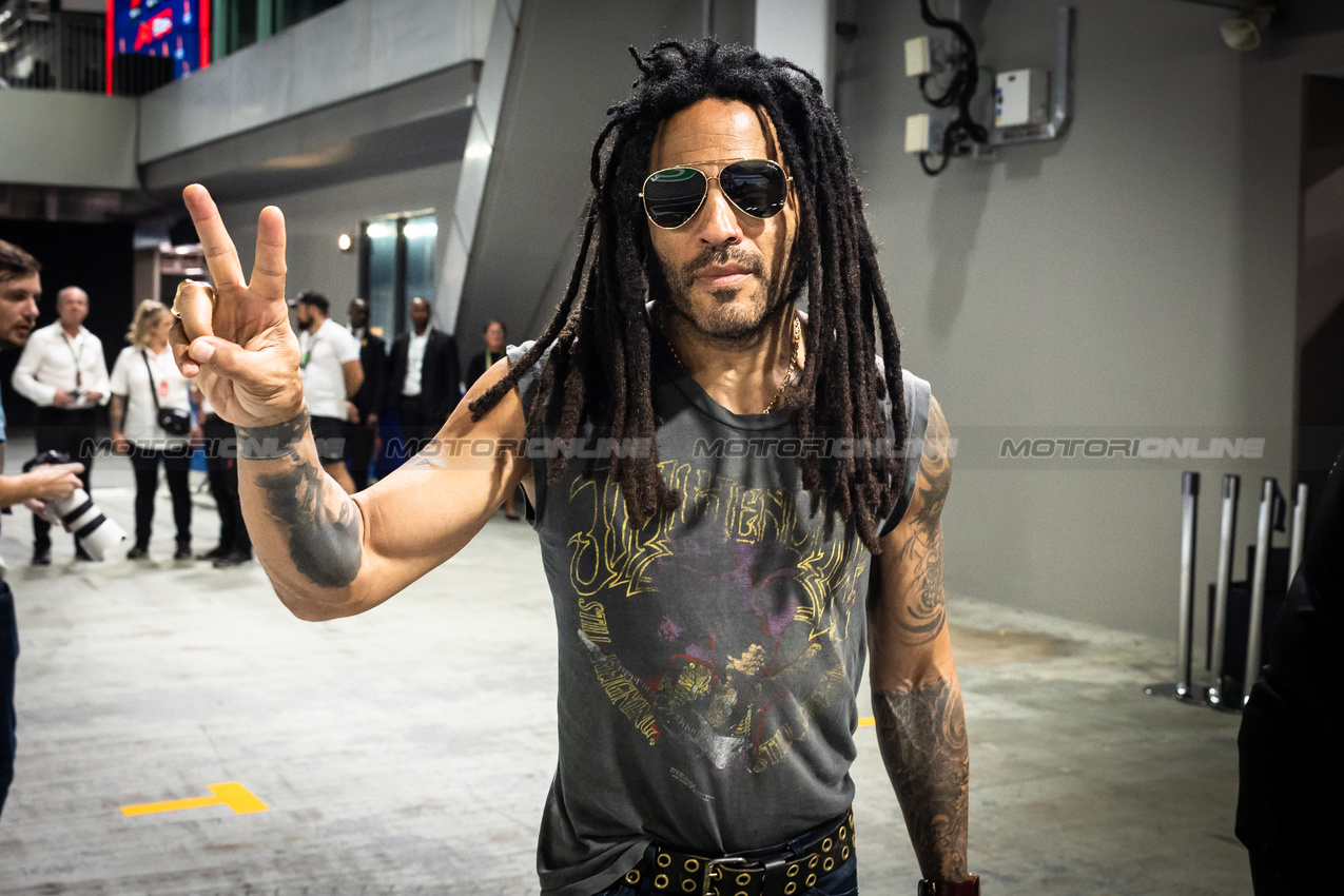 GP SINGAPORE, Lenny Kravitz (USA) Singer on the grid.

22.09.2024. Formula 1 World Championship, Rd 18, Singapore Grand Prix, Marina Bay Street Circuit, Singapore, Gara Day.

- www.xpbimages.com, EMail: requests@xpbimages.com © Copyright: Bearne / XPB Images