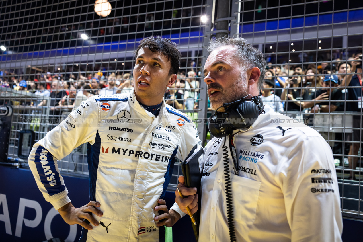 GP SINGAPORE, (L to R): Alexander Albon (THA) Williams Racing with James Urwin (GBR) Williams Racing Gara Engineer on the grid.

22.09.2024. Formula 1 World Championship, Rd 18, Singapore Grand Prix, Marina Bay Street Circuit, Singapore, Gara Day.

- www.xpbimages.com, EMail: requests@xpbimages.com © Copyright: Bearne / XPB Images