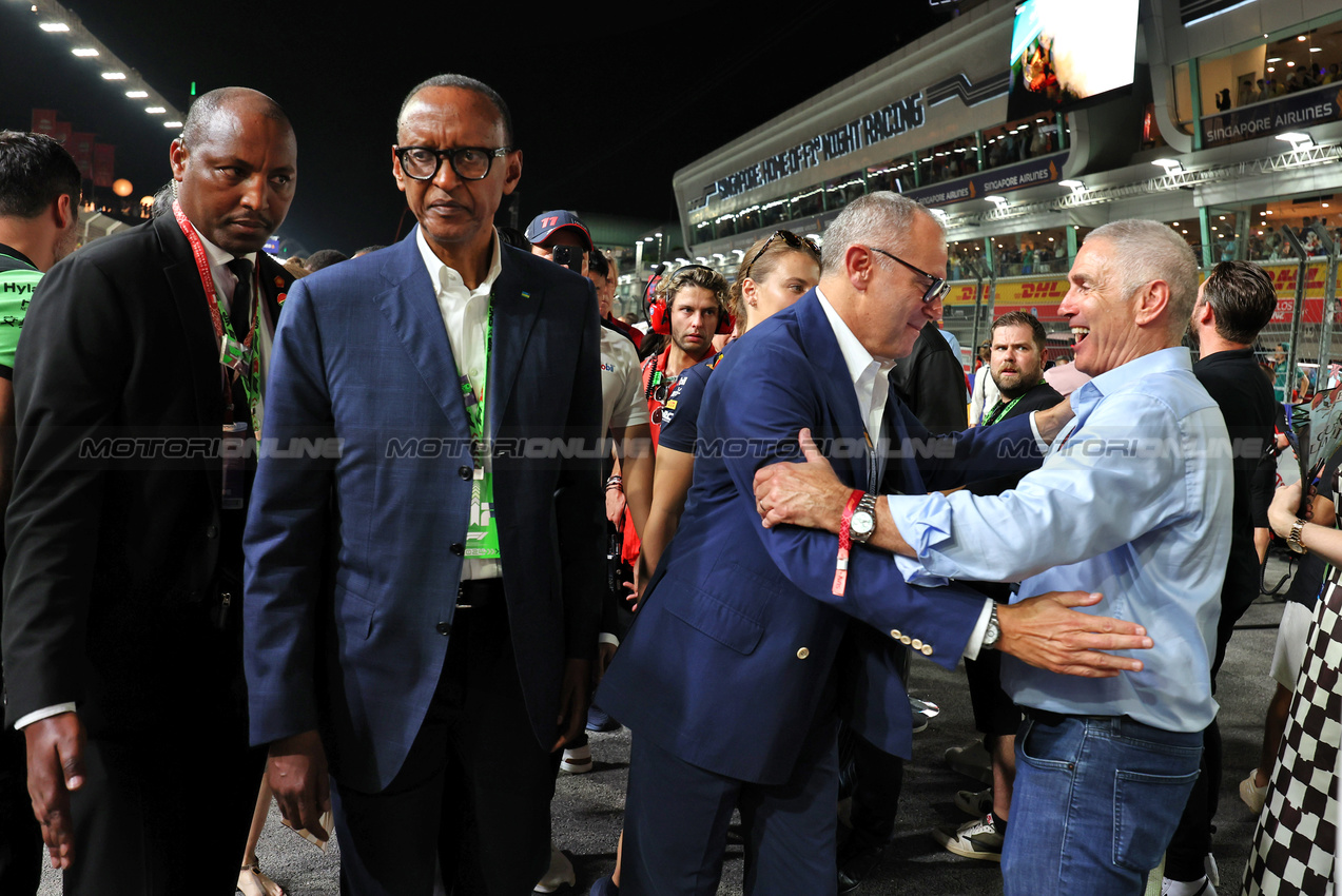 GP SINGAPORE, (L to R): Paul Kagame (RWA) President of Rwanda on the grid with Stefano Domenicali (ITA) Formula One President e CEO; e Mick Doohan (AUS).

22.09.2024. Formula 1 World Championship, Rd 18, Singapore Grand Prix, Marina Bay Street Circuit, Singapore, Gara Day.

- www.xpbimages.com, EMail: requests@xpbimages.com © Copyright: Moy / XPB Images