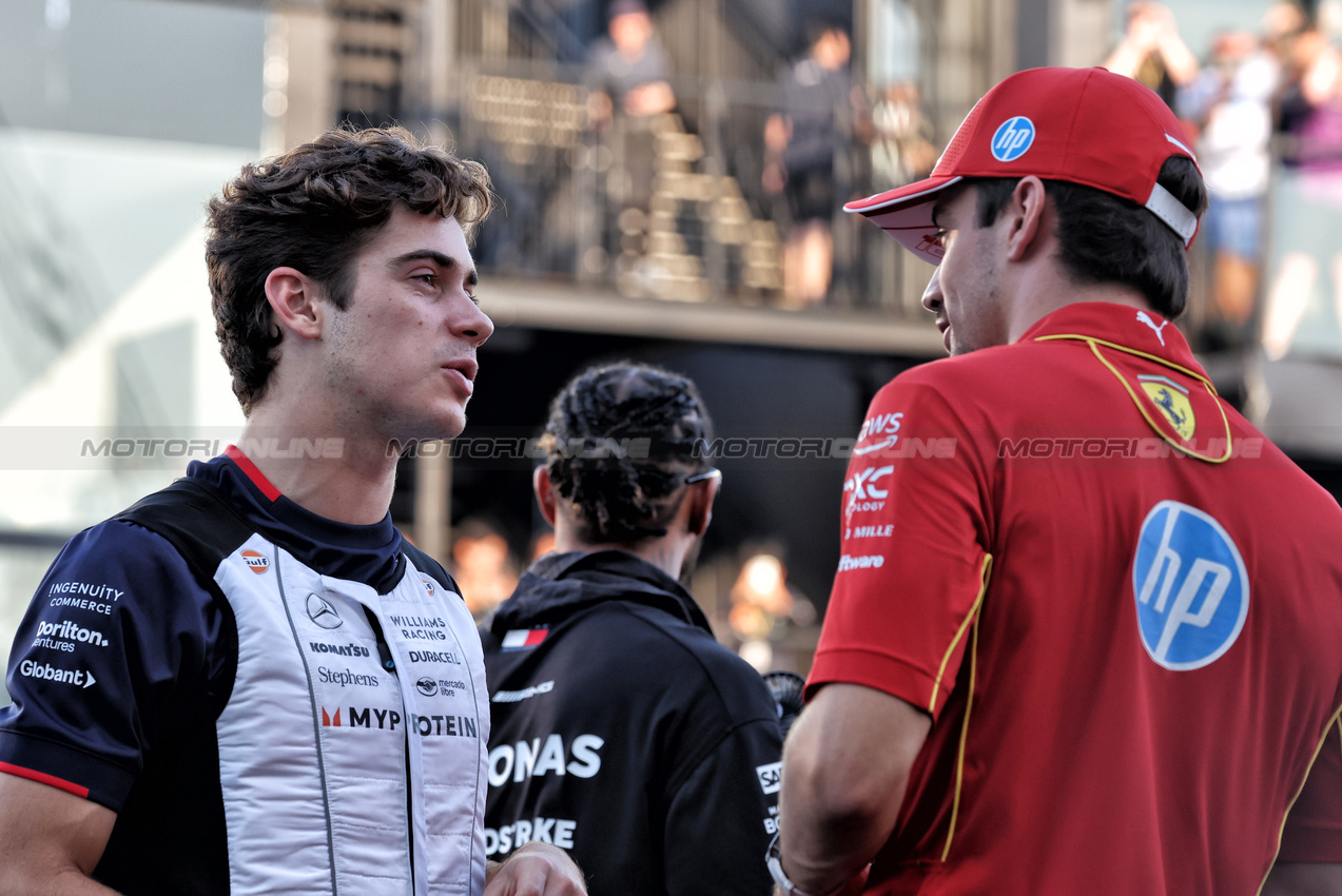 GP SINGAPORE, (L to R): Franco Colapinto (ARG) Williams Racing e Charles Leclerc (MON) Ferrari on the drivers' parade.

22.09.2024. Formula 1 World Championship, Rd 18, Singapore Grand Prix, Marina Bay Street Circuit, Singapore, Gara Day.

- www.xpbimages.com, EMail: requests@xpbimages.com © Copyright: Rew / XPB Images