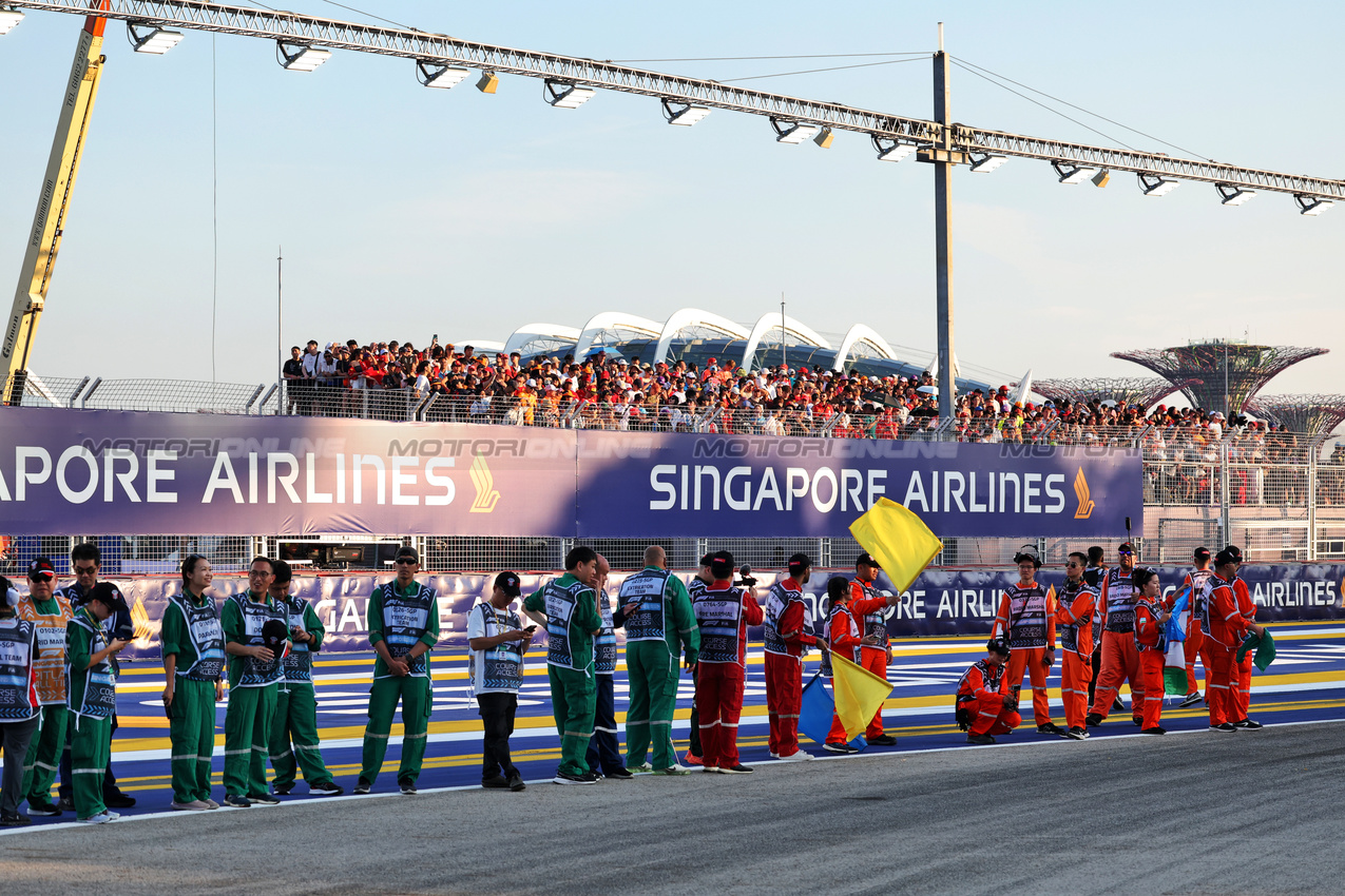 GP SINGAPORE, Circuit Atmosfera - marshals on the drivers' parade.

22.09.2024. Formula 1 World Championship, Rd 18, Singapore Grand Prix, Marina Bay Street Circuit, Singapore, Gara Day.

- www.xpbimages.com, EMail: requests@xpbimages.com © Copyright: Rew / XPB Images