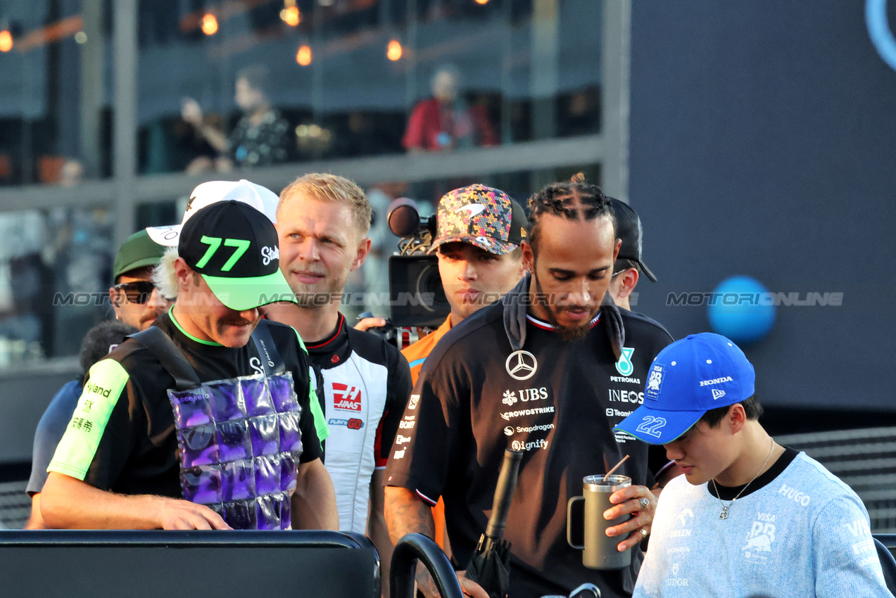 GP SINGAPORE, (L to R): Valtteri Bottas (FIN) Sauber e Lewis Hamilton (GBR) Mercedes AMG F1 on the drivers' parade.

22.09.2024. Formula 1 World Championship, Rd 18, Singapore Grand Prix, Marina Bay Street Circuit, Singapore, Gara Day.

- www.xpbimages.com, EMail: requests@xpbimages.com © Copyright: Rew / XPB Images