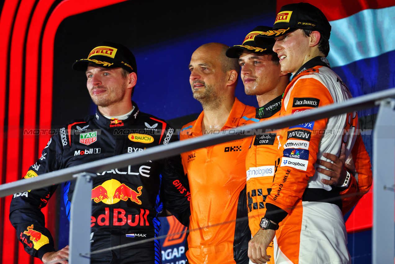 GP SINGAPORE, The podium (L to R): Max Verstappen (NLD) Red Bull Racing, second; Paul Barnes (GBR) McLaren Director of Support e Logistics celebrates on the podium; Lando Norris (GBR) McLaren, vincitore; Oscar Piastri (AUS) McLaren, third.

22.09.2024. Formula 1 World Championship, Rd 18, Singapore Grand Prix, Marina Bay Street Circuit, Singapore, Gara Day.

 - www.xpbimages.com, EMail: requests@xpbimages.com © Copyright: Coates / XPB Images