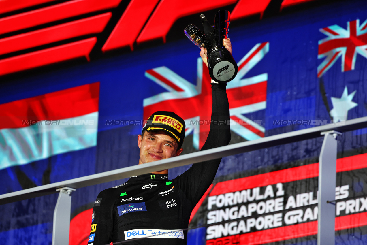 GP SINGAPORE, Gara winner Lando Norris (GBR) McLaren celebrates on the podium.

22.09.2024. Formula 1 World Championship, Rd 18, Singapore Grand Prix, Marina Bay Street Circuit, Singapore, Gara Day.

 - www.xpbimages.com, EMail: requests@xpbimages.com © Copyright: Coates / XPB Images