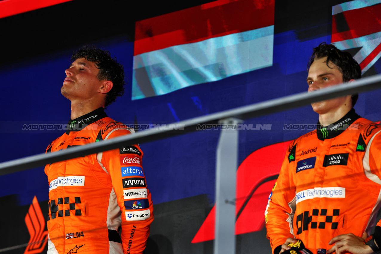 GP SINGAPORE, The podium (L to R): Gara winner Lando Norris (GBR) McLaren on the podium with third placed team mate Oscar Piastri (AUS) McLaren.

22.09.2024. Formula 1 World Championship, Rd 18, Singapore Grand Prix, Marina Bay Street Circuit, Singapore, Gara Day.

 - www.xpbimages.com, EMail: requests@xpbimages.com © Copyright: Coates / XPB Images