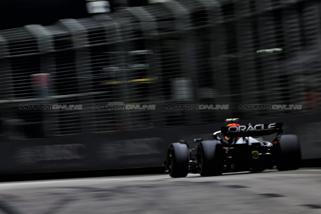 GP SINGAPORE, Max Verstappen (NLD) Red Bull Racing RB20.

22.09.2024. Formula 1 World Championship, Rd 18, Singapore Grand Prix, Marina Bay Street Circuit, Singapore, Gara Day.

 - www.xpbimages.com, EMail: requests@xpbimages.com © Copyright: Coates / XPB Images