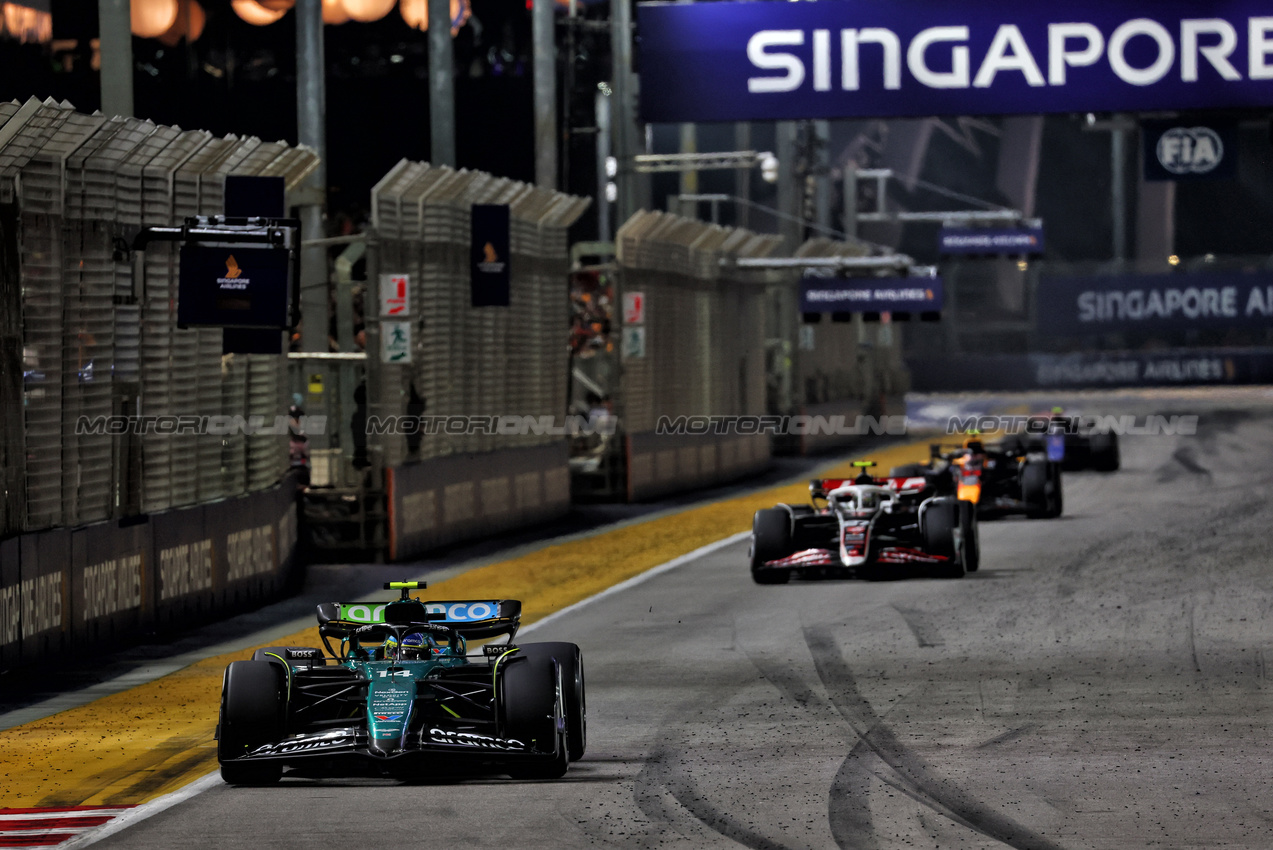 GP SINGAPORE, Fernando Alonso (ESP) Aston Martin F1 Team AMR24.

22.09.2024. Formula 1 World Championship, Rd 18, Singapore Grand Prix, Marina Bay Street Circuit, Singapore, Gara Day.

 - www.xpbimages.com, EMail: requests@xpbimages.com © Copyright: Coates / XPB Images