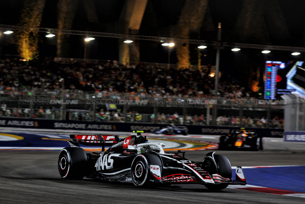 GP SINGAPORE, Nico Hulkenberg (GER) Haas VF-24.

22.09.2024. Formula 1 World Championship, Rd 18, Singapore Grand Prix, Marina Bay Street Circuit, Singapore, Gara Day.

 - www.xpbimages.com, EMail: requests@xpbimages.com © Copyright: Coates / XPB Images