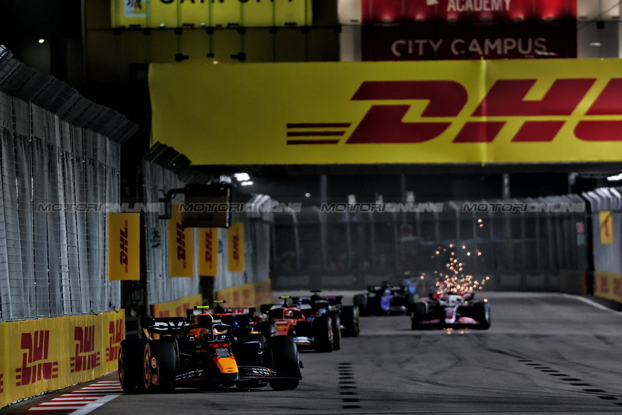 GP SINGAPORE, Sergio Perez (MEX) Red Bull Racing RB20.

22.09.2024. Formula 1 World Championship, Rd 18, Singapore Grand Prix, Marina Bay Street Circuit, Singapore, Gara Day.

 - www.xpbimages.com, EMail: requests@xpbimages.com © Copyright: Coates / XPB Images