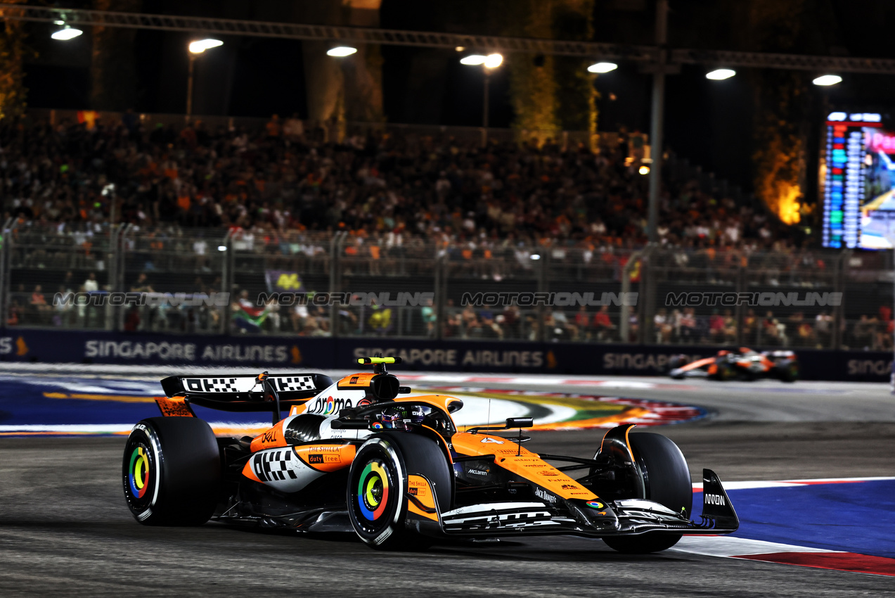 GP SINGAPORE, Lando Norris (GBR) McLaren MCL38.

22.09.2024. Formula 1 World Championship, Rd 18, Singapore Grand Prix, Marina Bay Street Circuit, Singapore, Gara Day.

 - www.xpbimages.com, EMail: requests@xpbimages.com © Copyright: Coates / XPB Images