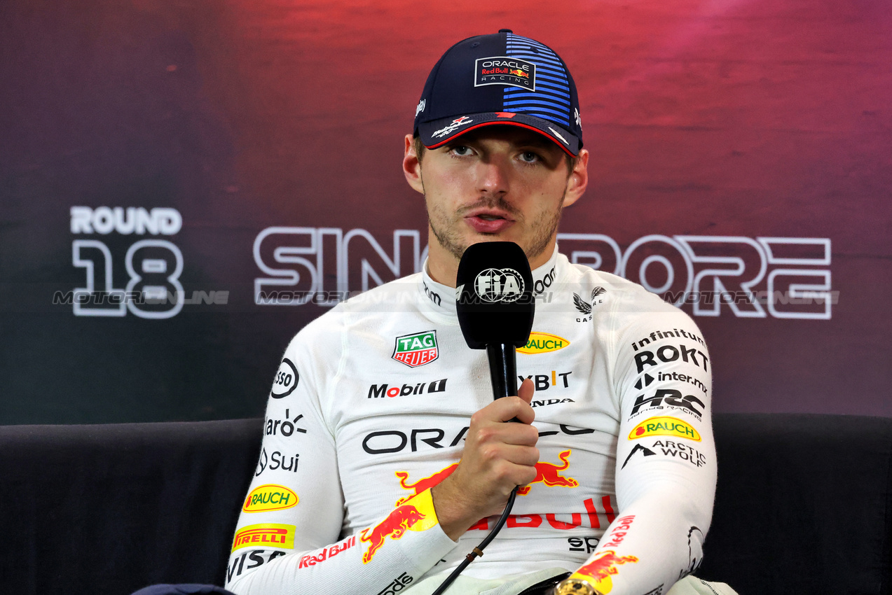 GP SINGAPORE, Max Verstappen (NLD) Red Bull Racing in the post race FIA Press Conference.

22.09.2024. Formula 1 World Championship, Rd 18, Singapore Grand Prix, Marina Bay Street Circuit, Singapore, Gara Day.

- www.xpbimages.com, EMail: requests@xpbimages.com © Copyright: Rew / XPB Images