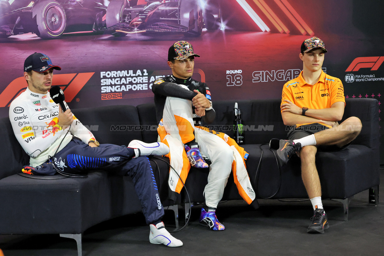 GP SINGAPORE, (L to R): Max Verstappen (NLD) Red Bull Racing; Lando Norris (GBR) McLaren; e Oscar Piastri (AUS) McLaren, in the post race FIA Press Conference.

22.09.2024. Formula 1 World Championship, Rd 18, Singapore Grand Prix, Marina Bay Street Circuit, Singapore, Gara Day.

- www.xpbimages.com, EMail: requests@xpbimages.com © Copyright: Rew / XPB Images