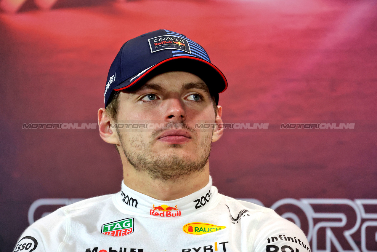 GP SINGAPORE, Max Verstappen (NLD) Red Bull Racing in the post race FIA Press Conference.

22.09.2024. Formula 1 World Championship, Rd 18, Singapore Grand Prix, Marina Bay Street Circuit, Singapore, Gara Day.

- www.xpbimages.com, EMail: requests@xpbimages.com © Copyright: Rew / XPB Images