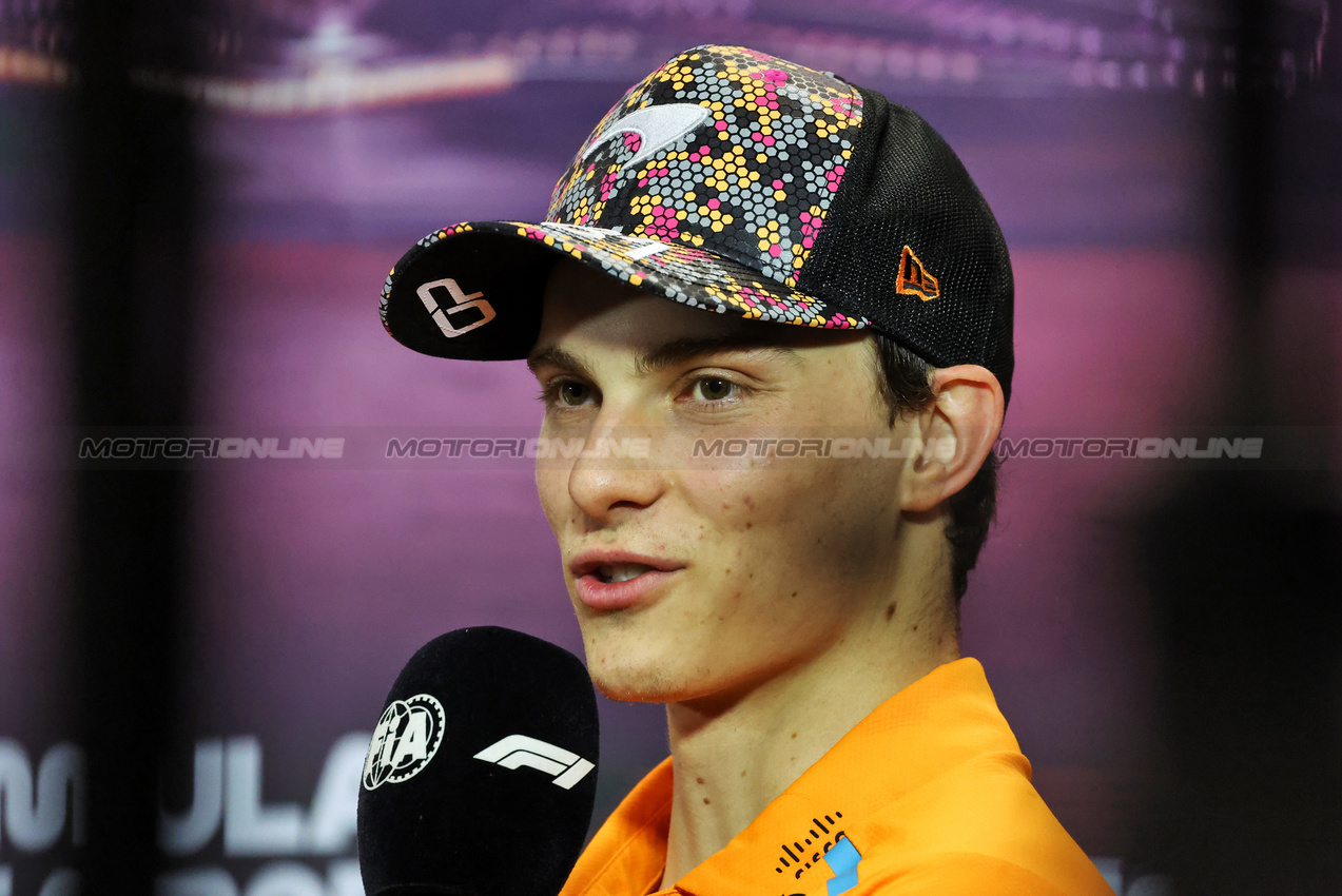 GP SINGAPORE, Oscar Piastri (AUS) McLaren in the post race FIA Press Conference.

22.09.2024. Formula 1 World Championship, Rd 18, Singapore Grand Prix, Marina Bay Street Circuit, Singapore, Gara Day.

- www.xpbimages.com, EMail: requests@xpbimages.com © Copyright: Rew / XPB Images